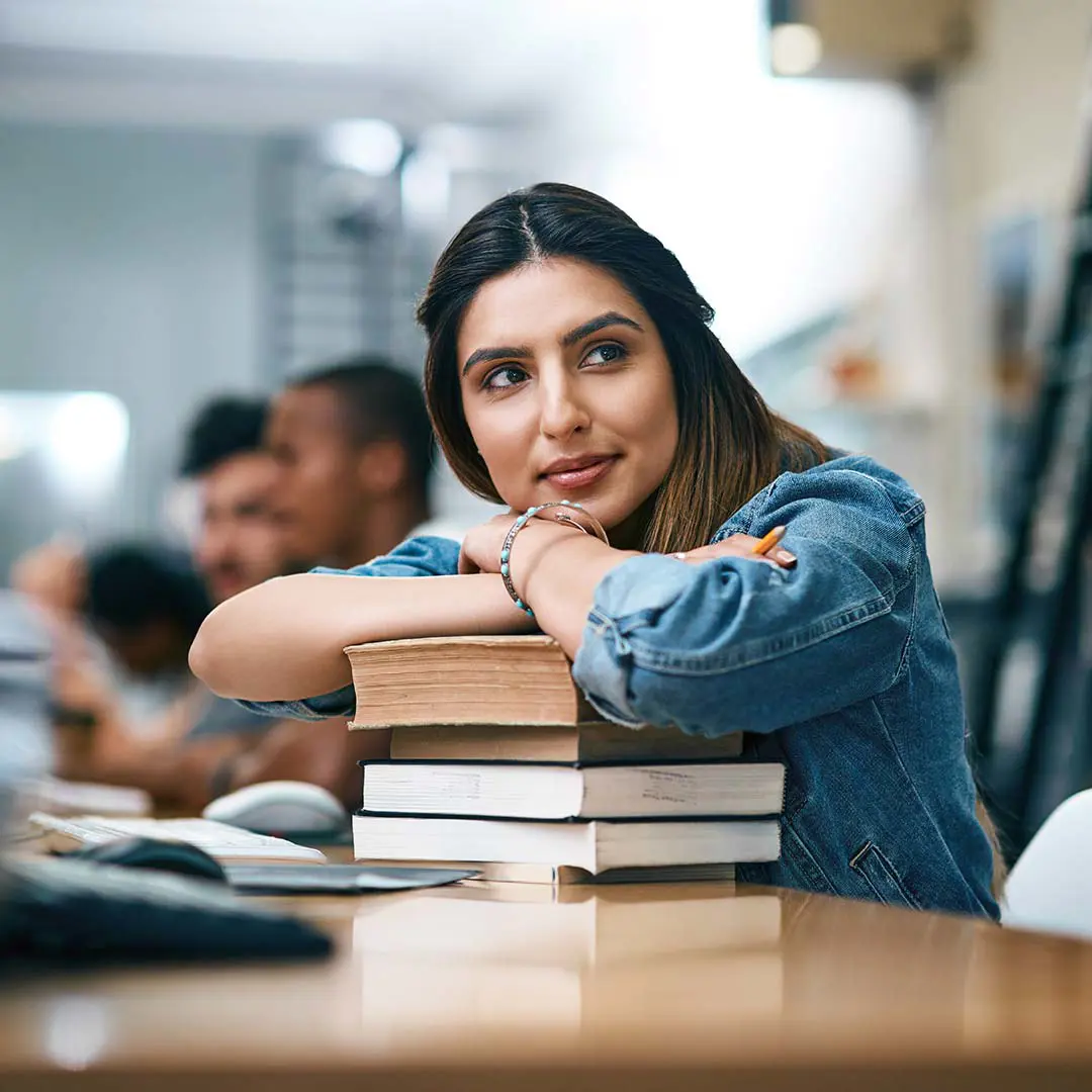 Studierende vor einem Universitätsgebäude